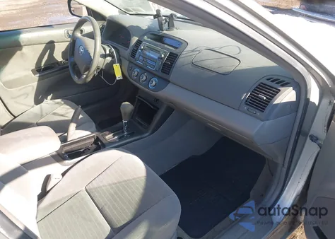 2005 Toyota Camry Le z USA, uszkodzony, nr VIN 4T1BE32K15U617347